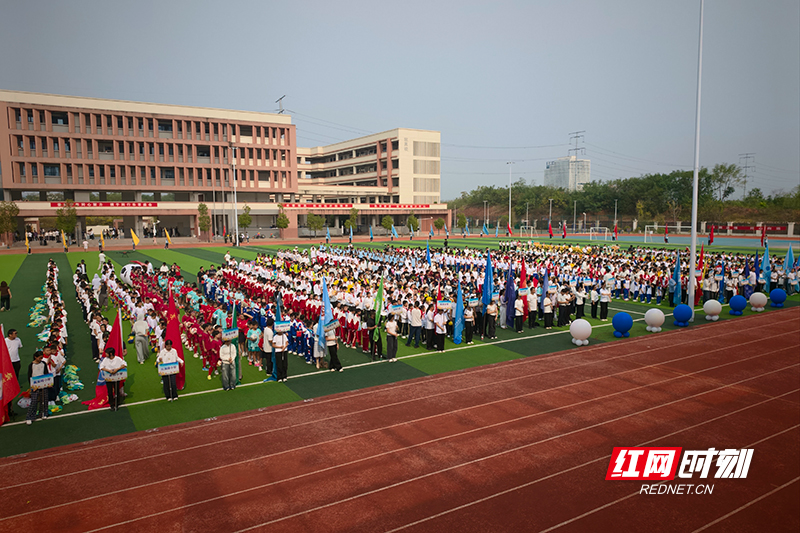 金色气球盘成龙 少年骑行踏风来 株洲市荷塘区中小学生运动会开幕