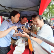 宜章县市场监督管理局开展2026年食品安全宣传周活动