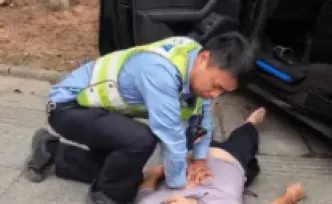 长沙街头：有人倒下，有人跪下