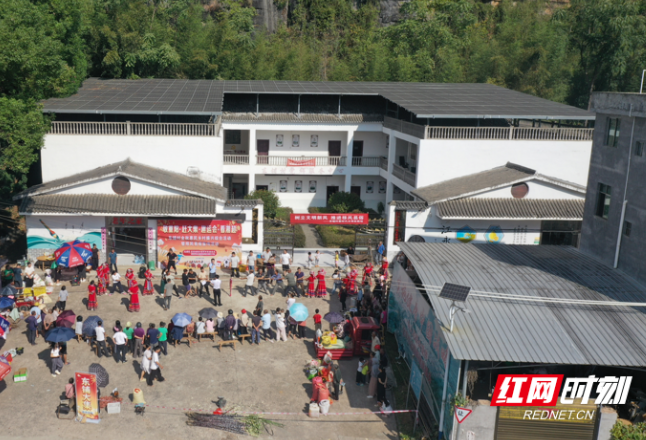 江永县夏层铺镇东铺村：赶大集共庆重阳 聚民心共兴乡村