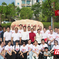 情系母校三十载 湖南中医药高专校友捐赠校训文化石