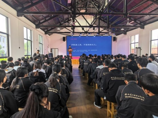 市公安局：开展法治安全专题讲座，护航青少年健康成长