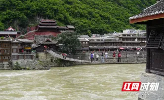 走完泸定桥，才懂“铁索寒”不是修辞 | 大学生重走长征路⑧