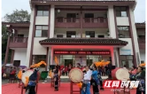 看表演玩游戏，吉首市岩寨村党群服务中心热闹过重阳