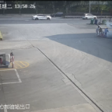 站外汽车自燃 中国石化岳阳石油员工紧急救援