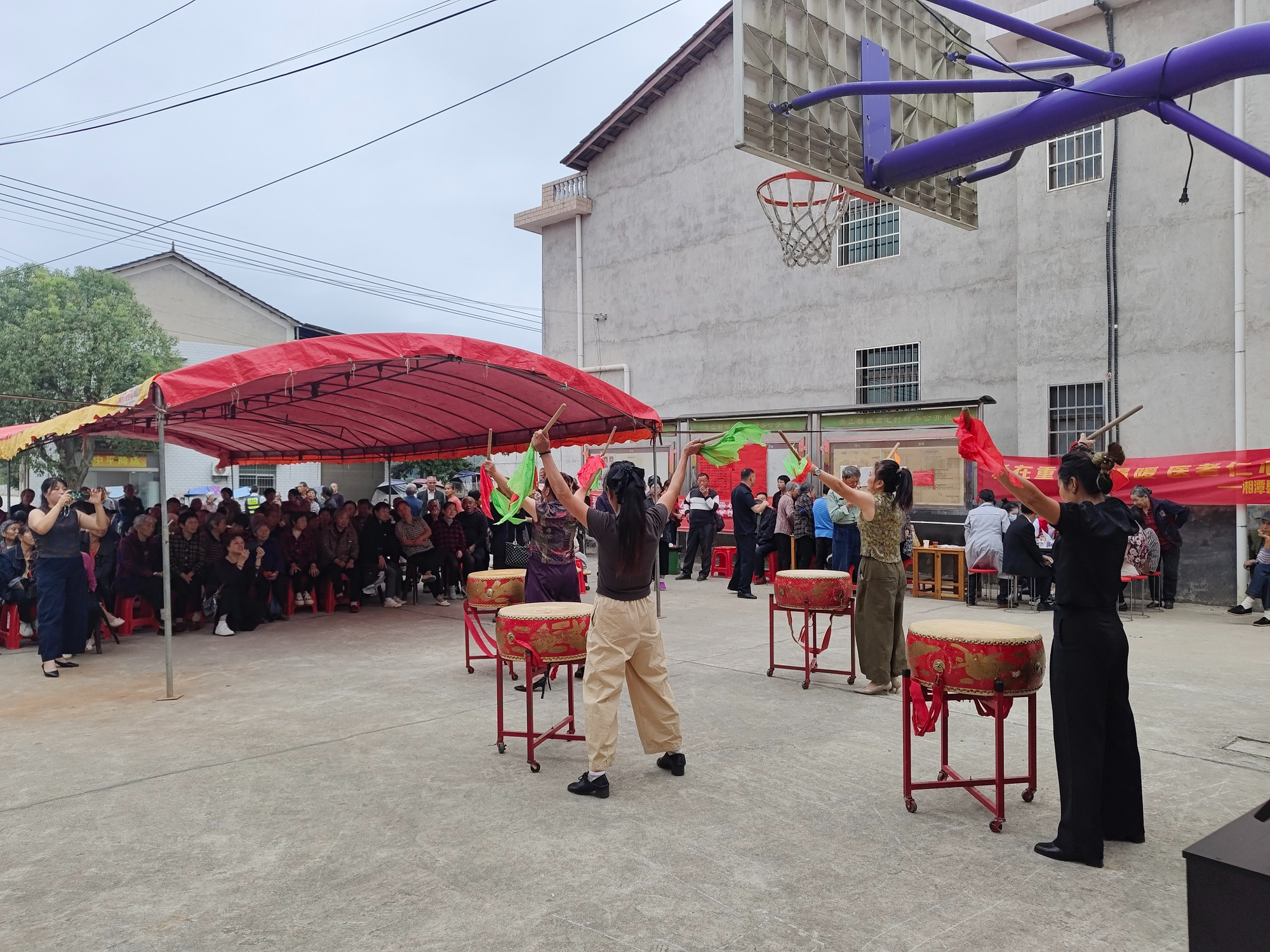 湘潭县青山桥镇：金秋重阳暖人心 多村联动敬老情