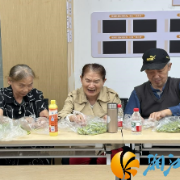 土城社区开展计生特别扶助家庭重阳节慰问活动