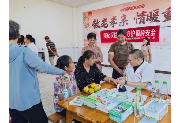 笆篱镇白沙圩卫生院开展“敬老爱亲 情暖重阳”活动