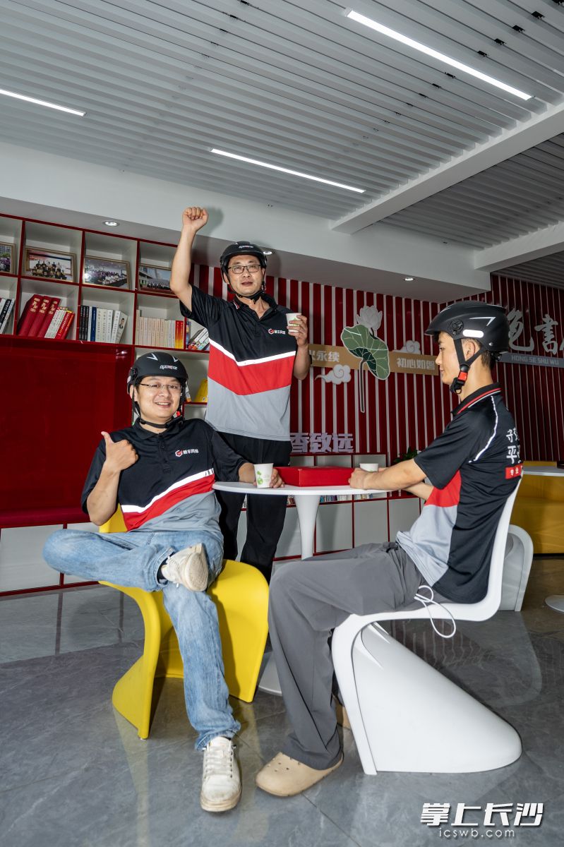 “小鸿队”骑手团在工会驿站休息。湘江早报全媒体记者 罗钟杰 摄