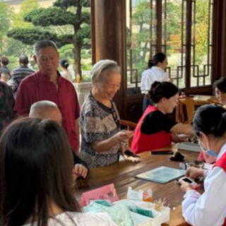衡阳市中心医院党员志愿服务队深入社区开展老年健康义诊活动