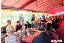 银杏岛上庆重阳 长桌宴里叙桑榆——津市药山镇天鹅村开展敬老主题活动