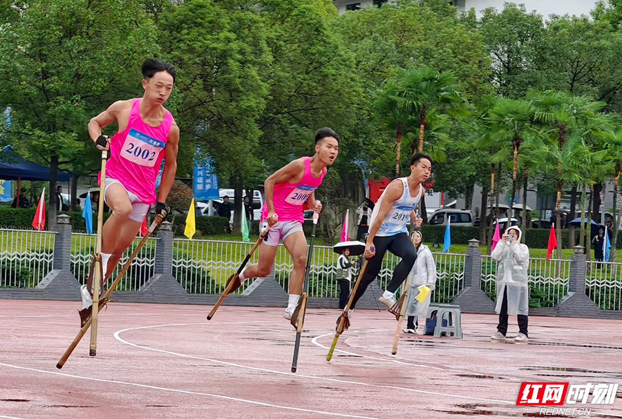 一“竿”追风！第十一届全省民族运动会高脚竞速竞赛在张家界学院开赛