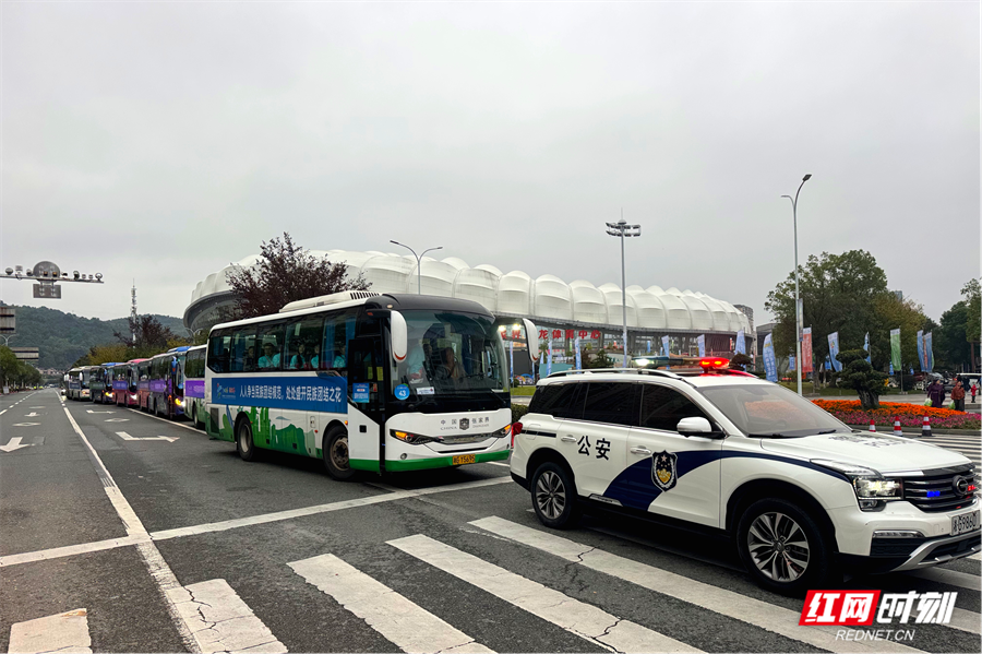 凌晨坚守护盛会 全力护航保畅通——湖南省第十一届少数民族传统体育运动会开幕式交通保障工作圆满完成