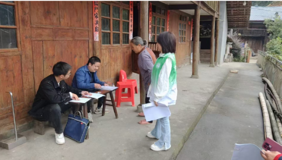 【深渡苗族乡】上门评残暖民心 便民服务零距离