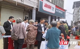 永兴县：集市宣讲解民惑 工伤保障护民生