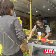 湖南衡阳：街头秋意浓 糖炒板栗迎来销售旺季