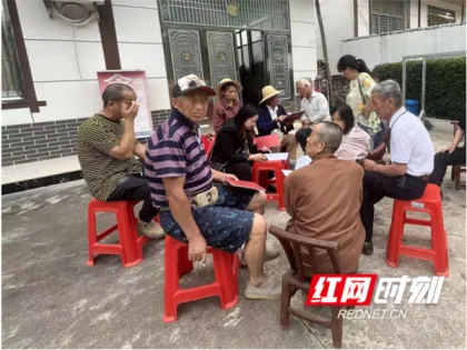 医保政策讲得清 反诈知识入人心——慈利县龙岗村百姓宣讲团开展集中宣传活动