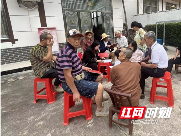 医保政策讲得清 反诈知识入人心——慈利县龙岗村百姓宣讲团开展集中宣传活动