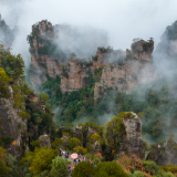 张家界:峰墙叠翠染秋山 云海漫卷杨家界