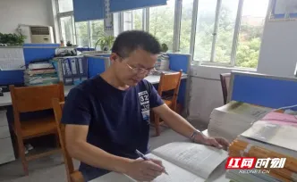 何华天：守讲台三十载 育桃李满山乡
