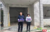 倒房前，先为老屋留张影 