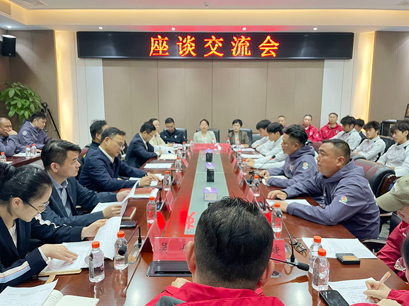 何恩广与“湘超”株洲队球员和教练员座谈交流