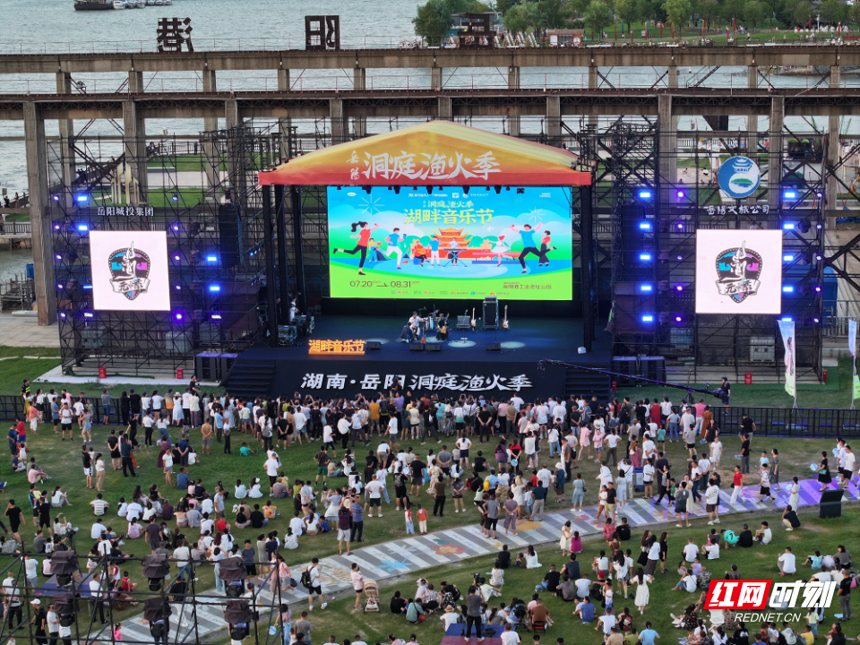 洞庭渔火季现场人声鼎沸.JPG 洞庭渔火季现场人声鼎沸.JPG