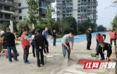 免费磨刀洗毯、上门取送，桃江一小区便民服务节半天惠及近200户业主