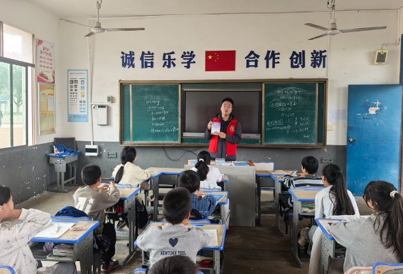 益阳市赫山区司法局八字哨司法所开展法治进校园系列活动