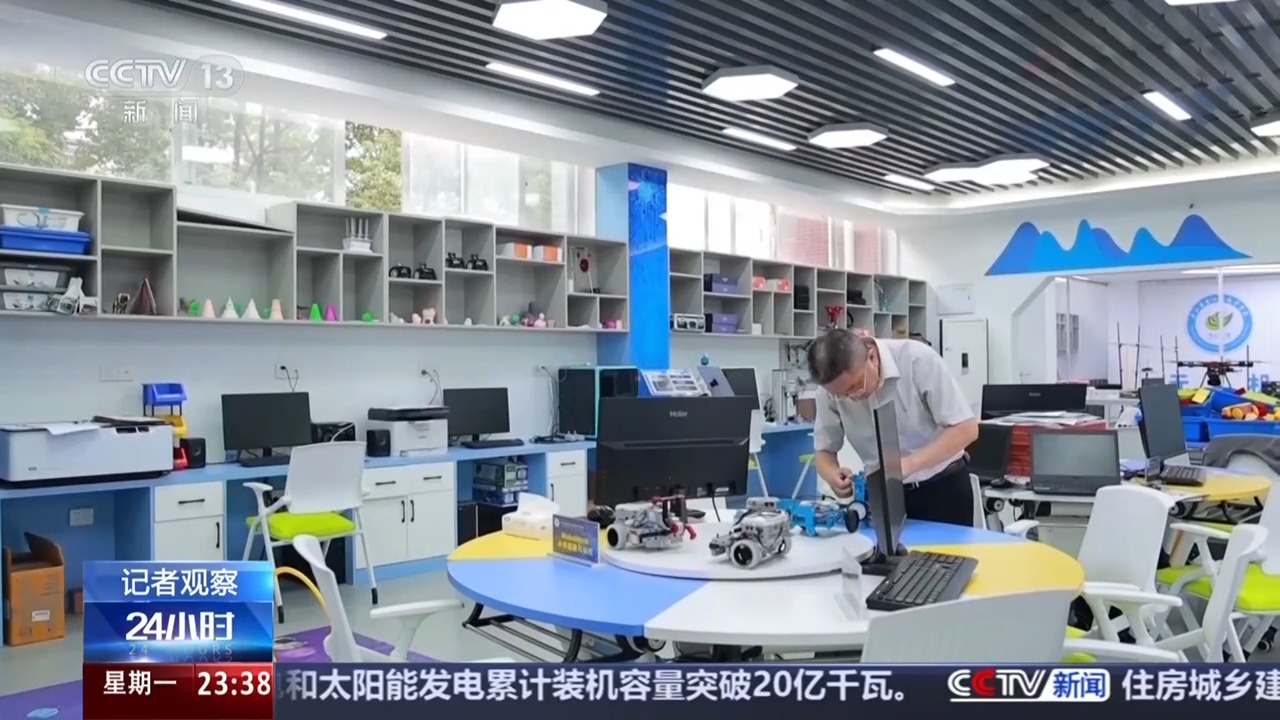 银龄教师重返讲台，这次带乡村学生探索无人机、机器人！