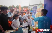 借势湘超流量 擦亮文旅IP——大通湖“蟹大力”亮相益阳主场展位，线上线下燃动全城