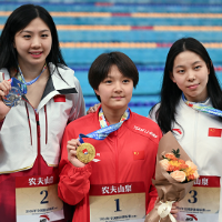 瞬间｜湖南涟钢游泳队胡芊翯获全国游泳锦标赛女子200米蛙泳金牌