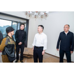 何朝晖督导信访事项办理工作并回访信访群众