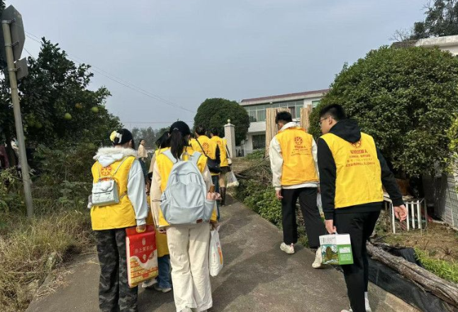 长沙县：深秋小院涌暖流 爱心帮扶护成长