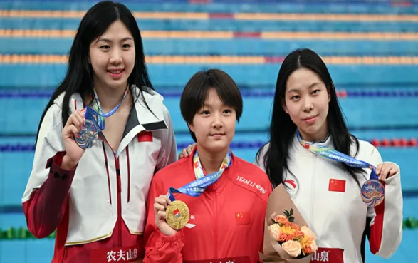 湖南涟钢游泳队小将胡芊翯短池全锦赛夺冠