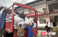 湘西龙山：送肥助冬种 惠农促增收