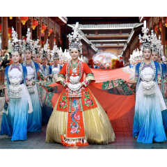 组图丨街巷“人挨人”绵延3000米   新晃全城围观非遗巡游