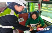 北塔交管开展客运车辆“随车宣传”  筑牢道路客运安全防线