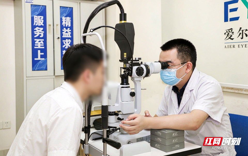 邹高任看诊（男性）.jpg