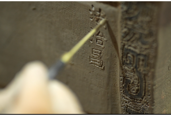 跟着视频看非遗普法优秀作品《陶铸鼎器 法润苗乡》，感受土陶里的法治温度