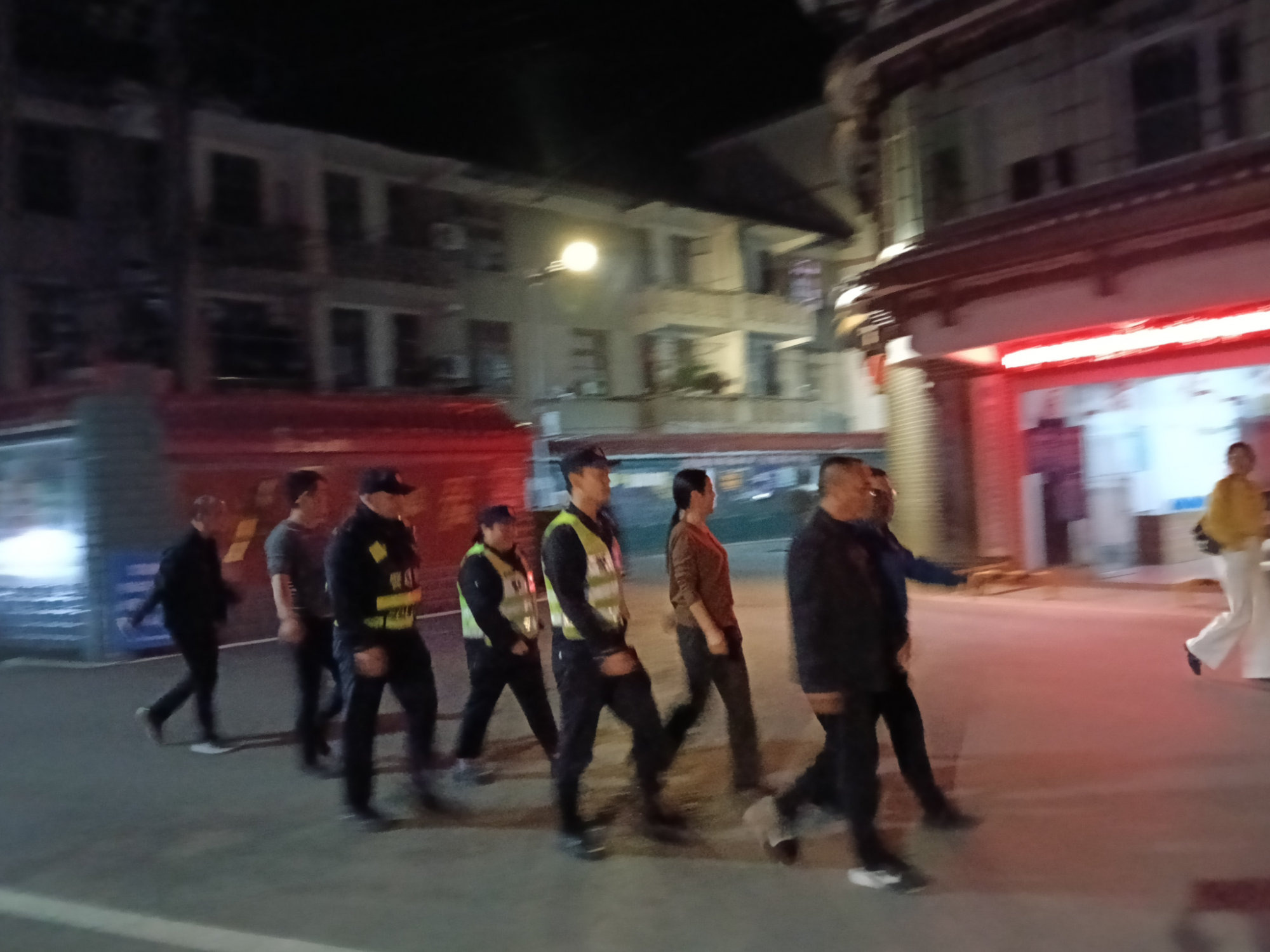 夜色下的“守护人”！龙船塘瑶族乡开展夜间联合巡逻守护万家安宁