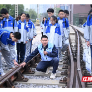 产教融合育“制造名城”新苗：景弘学子沉浸式解锁轨道交通科技