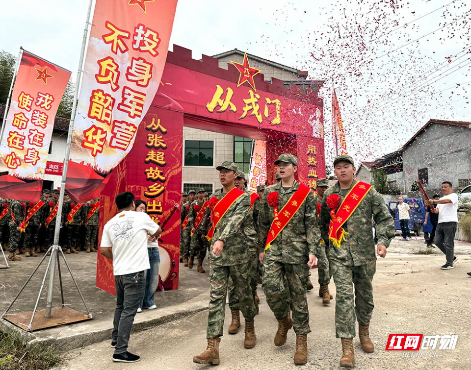 新兵欢送现场过从戎门.jpg