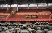 迷彩淬砺少年志，奋楫扬帆启新程——2026级新生军训总结大会落幕