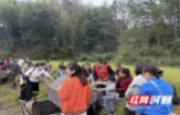 桃源县郑家驿镇：亲子稻田里上一堂“有泥巴味”的劳动课