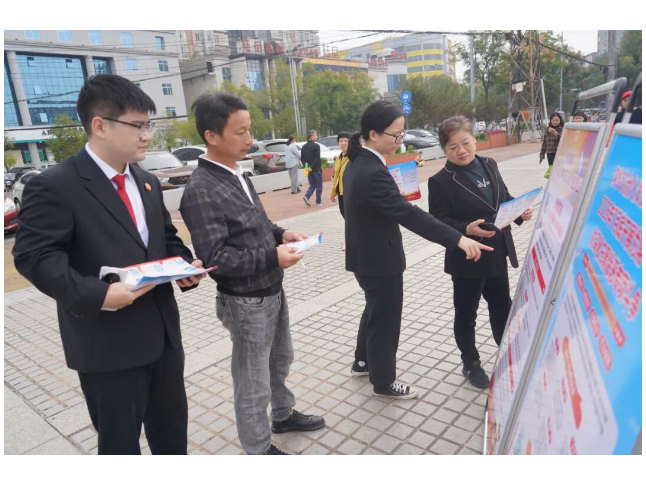 衡阳县法院：扫黑除恶进广场、入市场，普法宣传入脑更入心
