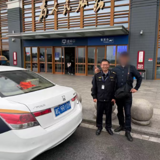 韶山:游客迷路手机没电 交通执法人员暖心护送返程