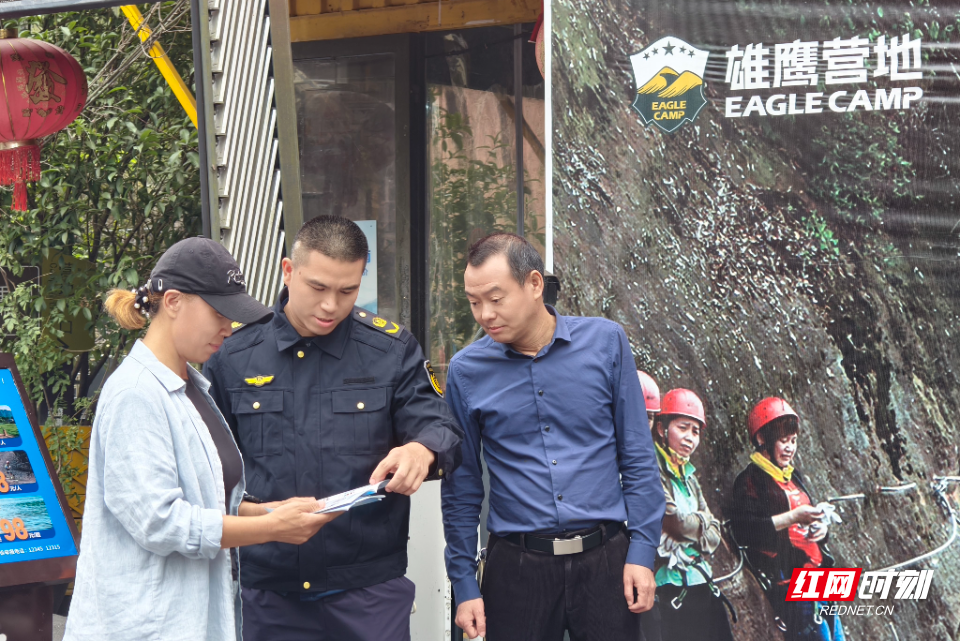 10月29日，工作人员向景区发放诚信建设宣传资料。.jpg