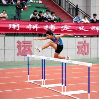 视频丨2026年湘潭市中小学生田径运动会开赛 千名学子同场竞技