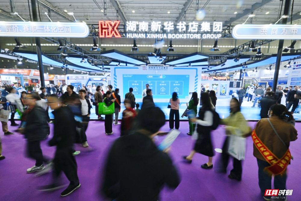 10月30日，第88届中国教育装备展示会在长沙国际会展中心开幕。跟随《丹见》的镜头，一睹现场观展人潮。图为湖南新华书店集团展区。图/ 记者 李丹